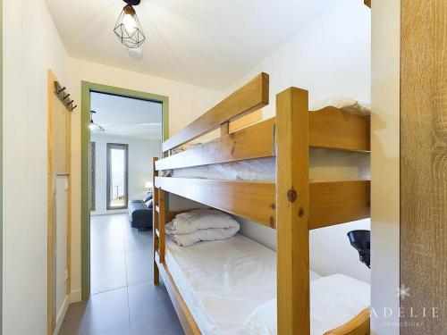 - une chambre avec des lits superposés dans l'établissement Studio spacieux rénové, exposition sud, proche des pistes - FR-1-398-669, à Montvalezan