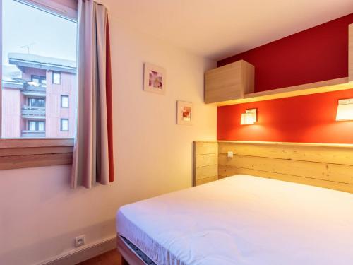 une chambre avec un lit et une fenêtre dans l'établissement Charmant appartement à La Plagne, 1 chambre, balcon, proche commerces - FR-1-351-213, à La Plagne Tarentaise