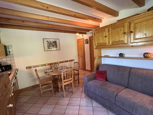 un salon avec un canapé et une table dans l'établissement Appartement moderne 4 pers. à Méribel avec cuisine équipée, TV et balcon - FR-1-355-264, à Les Allues