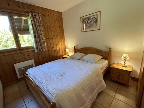 une chambre avec un lit et une fenêtre dans l'établissement Appartement moderne 4 pers. à Méribel avec cuisine équipée, TV et balcon - FR-1-355-264, à Les Allues