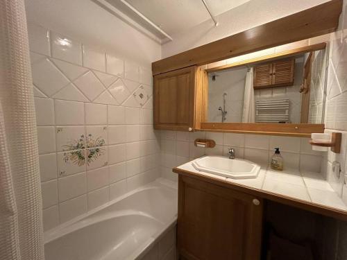 une salle de bain avec un lavabo et une baignoire dans l'établissement Appartement moderne 4 pers. à Méribel avec cuisine équipée, TV et balcon - FR-1-355-264, à Les Allues