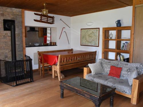 un salon avec un piano et un canapé dans l'établissement Chalet cosy 6 personnes près du centre, jardin sud, 1 chambre, mezzanine - FR-1-464-234, à Pralognan-la-Vanoise