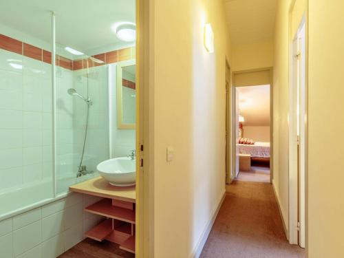 une salle de bain avec un lavabo et une douche dans l'établissement Duplex spacieux 2 chambres avec piscine commune - La Plagne - FR-1-351-211, à La Plagne Tarentaise