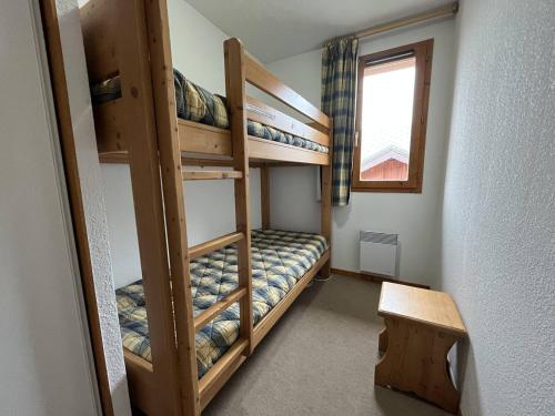 une chambre avec deux lits superposés et une fenêtre dans l'établissement Appartement cosy 3 pièces, 6 pers, balcon, proche pistes et centre, animaux admis - FR-1-757-106, à Landry