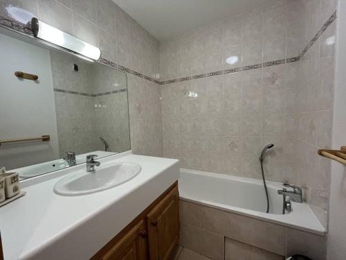 une salle de bain avec un lavabo et une baignoire dans l'établissement Appartement cosy 3 pièces, 6 pers, balcon, proche pistes et centre, animaux admis - FR-1-757-106, à Landry