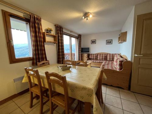 un salon avec une table et un canapé dans l'établissement Appartement cosy 3 pièces, 6 pers, balcon, proche pistes et centre, animaux admis - FR-1-757-106, à Landry