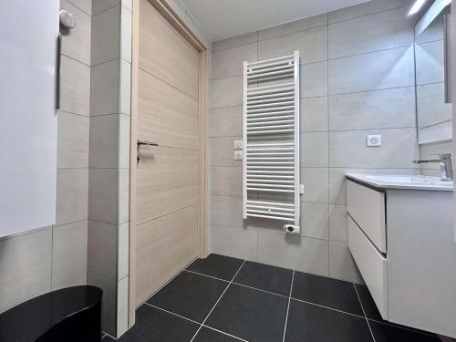 Koupelna v ubytování Appartement lumineux 2 chambres avec terrasse et garage privé à Briançon - FR-1-330C-144