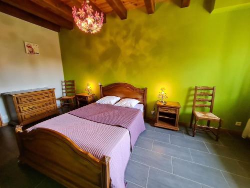 une chambre avec un lit et un mur végétal dans l'établissement Chambre cosy avec salle de jeux et terrasse, proche Belgique et Luxembourg - FR-1-584-329, à Boismont