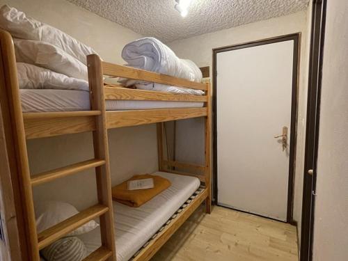Cette chambre comprend 2 lits superposés et une porte. dans l'établissement Studio agréable en station - Animaux admis - FR-1-787-76, à Laveissière