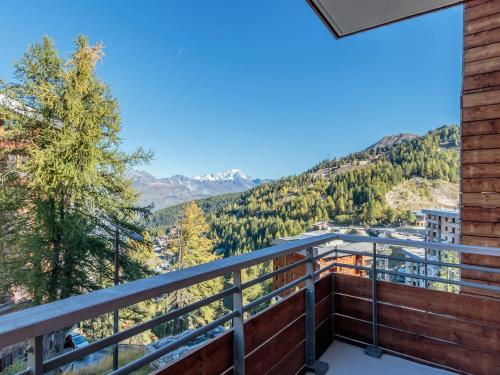un balcon avec vue sur les montagnes dans l'établissement Appartement 2 pièces avec balcon et garage à 100m des pistes - FR-1-351-215, à La Plagne Tarentaise
