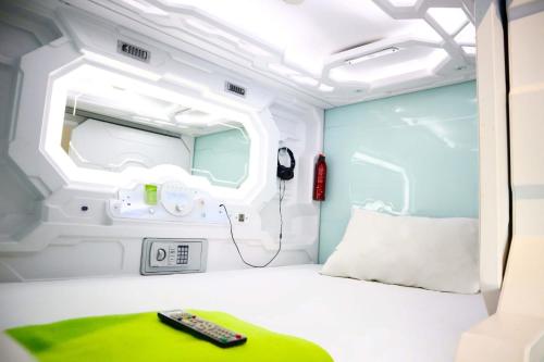 Postel nebo postele na pokoji v ubytování Whiz Capsule Hotel Thamrin Jakarta