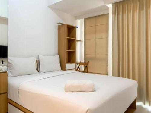 Ένα ή περισσότερα κρεβάτια σε δωμάτιο στο Simple and Cozy Stay Studio Room Tokyo Riverside PIK 2 Apartment By Travelio