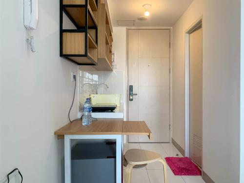 Η κουζίνα ή μικρή κουζίνα στο Simple and Cozy Stay Studio Room Tokyo Riverside PIK 2 Apartment By Travelio