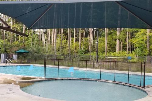 Kolam renang di atau dekat dengan Tranquility 2 bedroom Villa by the lake with green backyard