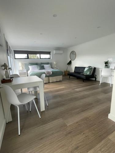 Posezení v ubytování Four Square Short Stay Accommodation Railton