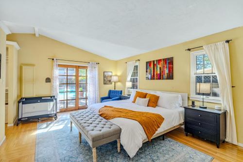 Un dormitorio con una cama y un televisor. en Pool Paradise in Wine Country!, en Kenwood