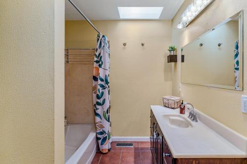 Un baño con lavabo, bañera y ducha. en Pool Paradise in Wine Country!, en Kenwood