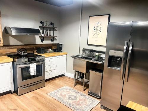 Una cocina o cocineta en Old Mill Inn