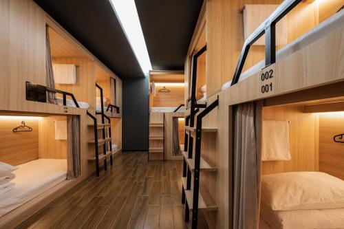 a room with several bunk beds in a room at Suzhou Desti Youth Park Hostel in Suzhou