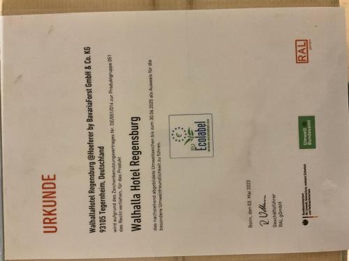 Walhalla Hotel Regensburg Hoeferer 4 Sterne Superiorに飾ってある許可証、賞状、看板またはその他の書類