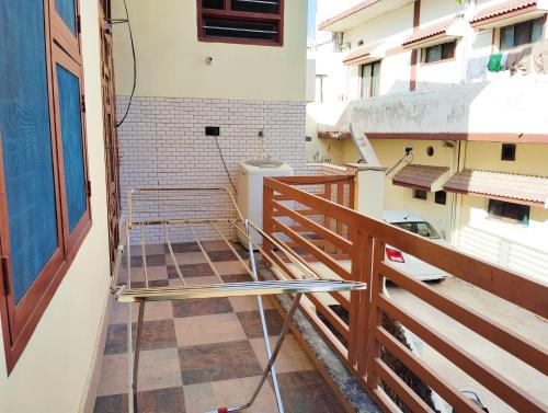 Μπαλκόνι ή βεράντα στο Doon Niwas Homestay Two- Bedroom 1st Floor- Mountain view, near main Picnic Spots, comfortable peaceful central Family-friendly