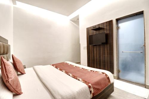 Letto o letti in una camera di Hotel Emporio Dx - New Delhi Railway Station - Paharganj