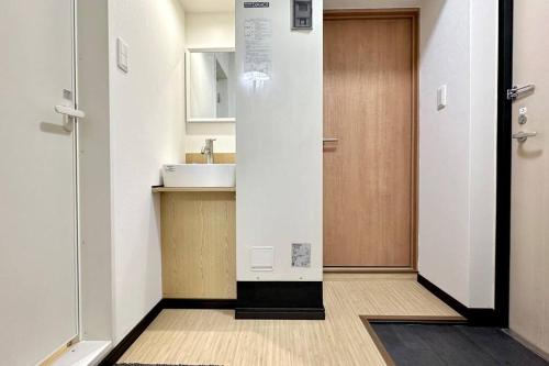 102号室花園町駅と萩之茶屋駅各2分ベット2台専用バスルーム付きアクセス抜群