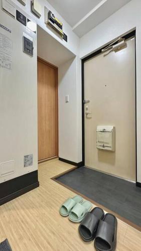 102号室花園町駅と萩之茶屋駅各2分ベット2台専用バスルーム付きアクセス抜群