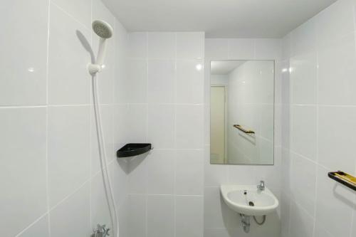 Ванная комната в Great Deal and Homey 2BR Tokyo Riverside PIK 2 Apartment By Travelio