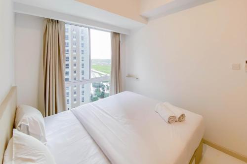 Кровать или кровати в номере Great Deal and Homey 2BR Tokyo Riverside PIK 2 Apartment By Travelio