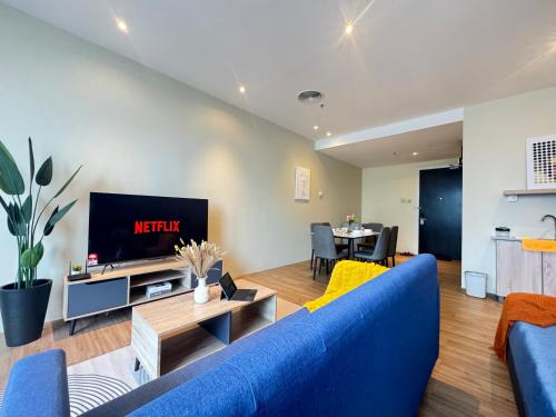 Μια τηλεόραση ή/και κέντρο ψυχαγωγίας στο The Tinto Netflix Screen & Sleep - Bangsar South Mid Valley