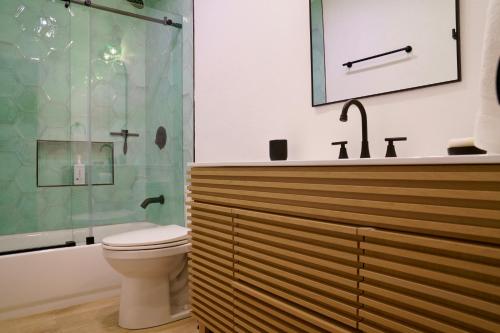 Ένα μπάνιο στο PalmDeLuxe - Villa with private Pool, Golf and Mountain views