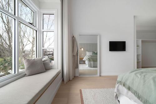 Μια τηλεόραση ή/και κέντρο ψυχαγωγίας στο Rubus Residences, Berry - by Linnaeus Collection