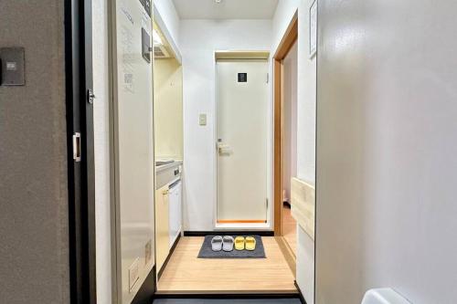 105号室花園駅2分ツインベットルームミニキッチンと専用バスルーム付き
