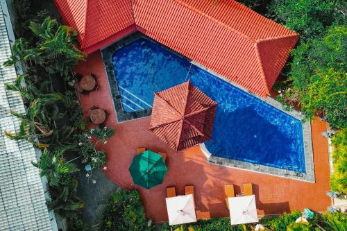 an overhead view of a swimming pool with umbrellas at Sarinande Hotel in Seminyak