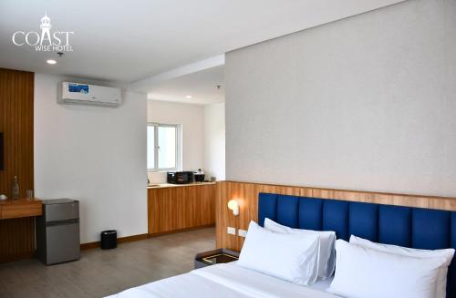 Postel nebo postele na pokoji v ubytování Coast Wise Hotel Dumaguete