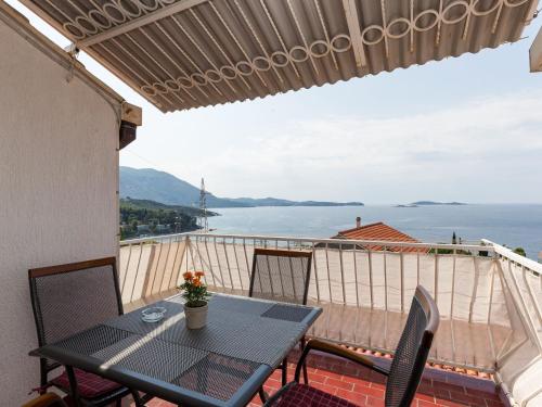 Apartments Kisic - Two-Bedroom Apartment with Balcony and Sea View potkrovlje