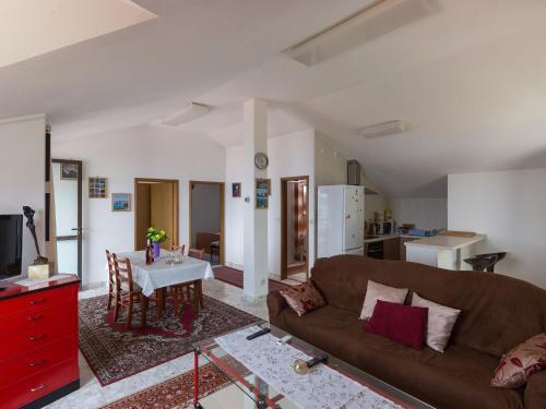 Apartments Kisic - Two-Bedroom Apartment with Balcony and Sea View potkrovlje