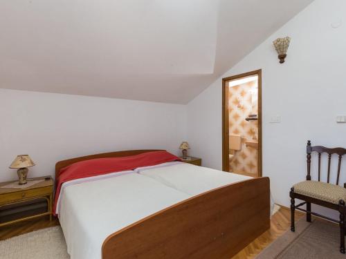 Apartments Kisic - Two-Bedroom Apartment with Balcony and Sea View potkrovlje