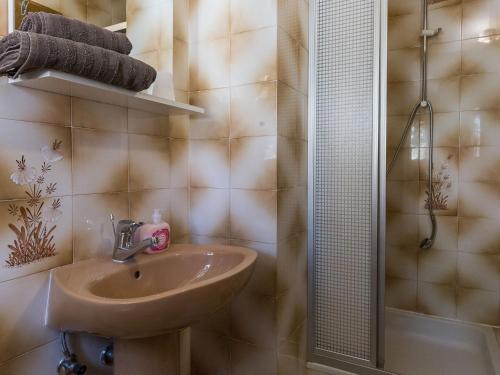 Vannituba majutusasutuses Apartments Kisic - Two-Bedroom Apartment with Balcony and Sea View potkrovlje