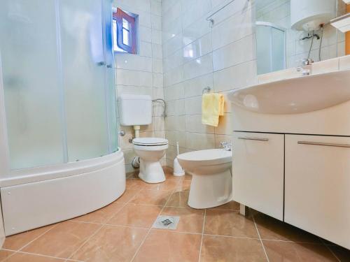 Koupelna v ubytování Apartments Lenka - Two Bedroom Apartment with Garden Terrace A4