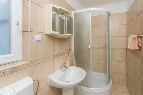 ein Badezimmer mit Waschbecken und Dusche in der Unterkunft Apartments Stipo - Comfort Two Bedroom Apartment with Balcony and Sea View A2 in Drače