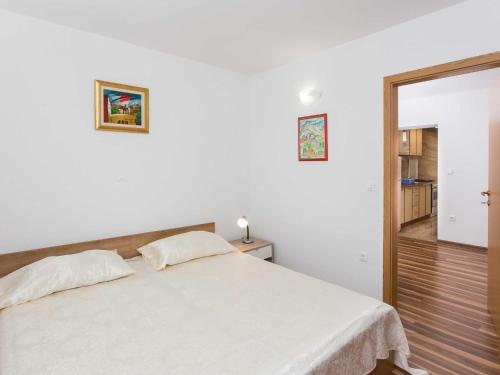 Apartments Djurkovic - One-Bedroom Apartment with Shared Terrace and Sea View