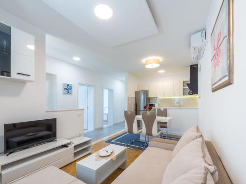 Apartments Lucija - Two Bedroom Apartment with Balcony and Sea View