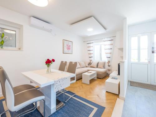 Apartments Lucija - Two Bedroom Apartment with Balcony and Sea View