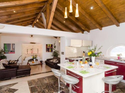 Villa Avoca - Four Bedroom Villa with Swimming Pool