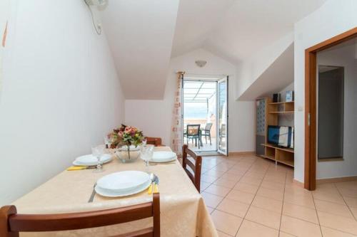 Apartments Batinic - Two Bedroom Apartment with Terrace and Sea View ST