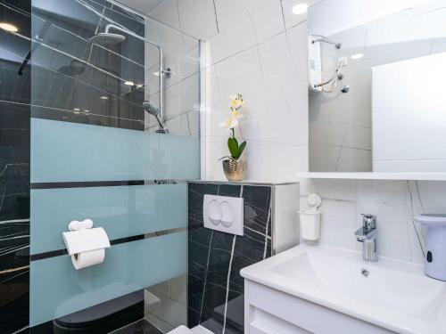Apartment & Rooms Papa - Premium Double or Twin Room with Balcony and Partial Sea View Soba 2