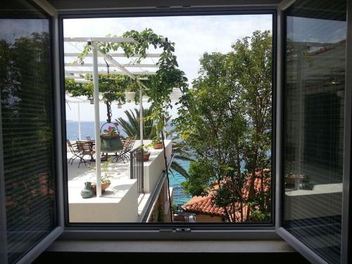 Villa Mirjana - One Bedroom Apartment with Terrace and Side Sea View Taverna