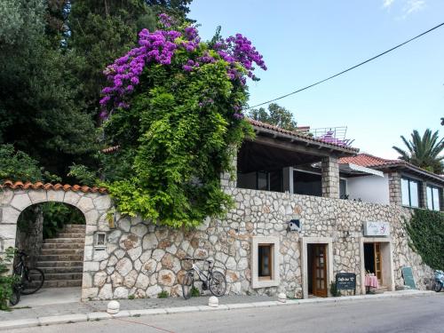 Villa Mirjana - One Bedroom Apartment with Terrace and Side Sea View Taverna